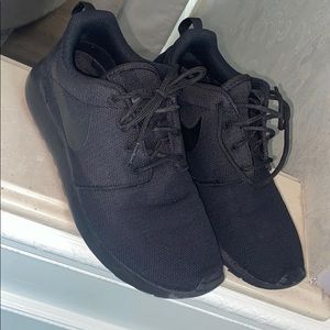 Nike Black Roshe